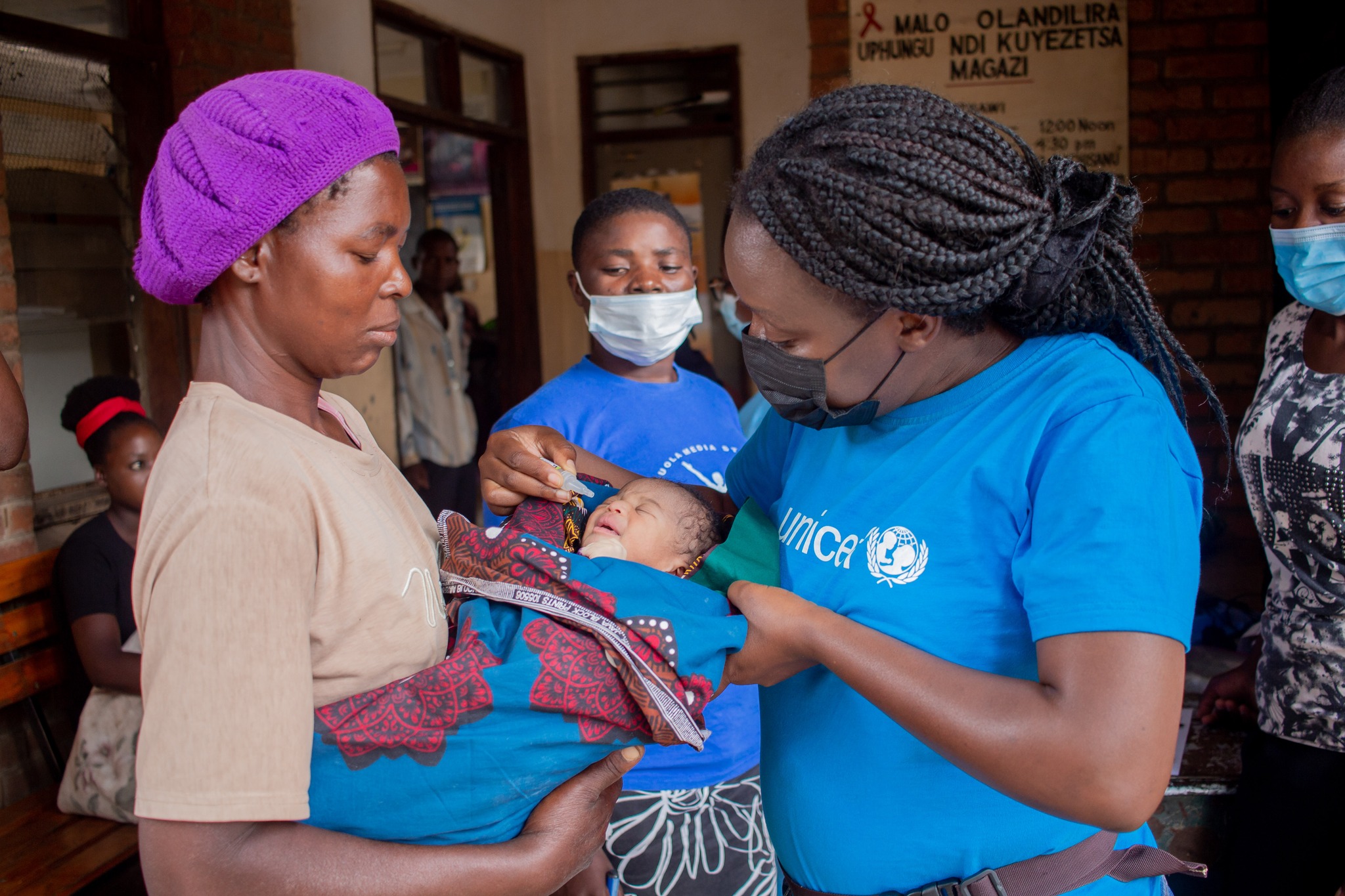 Administering polio vaccine to a newborn baby in Chikwawa district Administering polio vaccine to a newborn baby in Chikwawa district