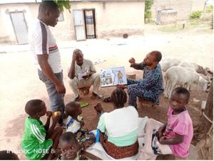 In-depth interview with a mother at Guessou in the municipality of Bembéréké. ©Photo Abdel Aziz KADAI, SBC consultant