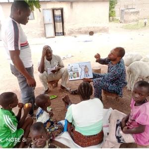 In-depth interview with a mother at Guessou in the municipality of Bembéréké. ©Photo Abdel Aziz KADAI, SBC consultant