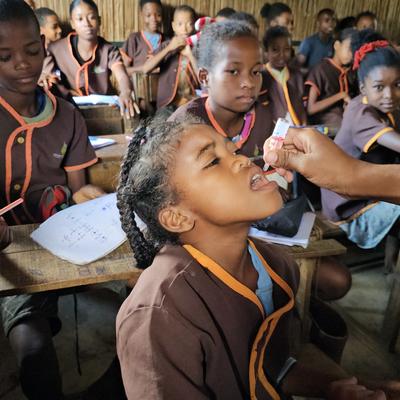 Vaccination session in a school. Photo: UNICEF/2024/Rimoyal Ratnan