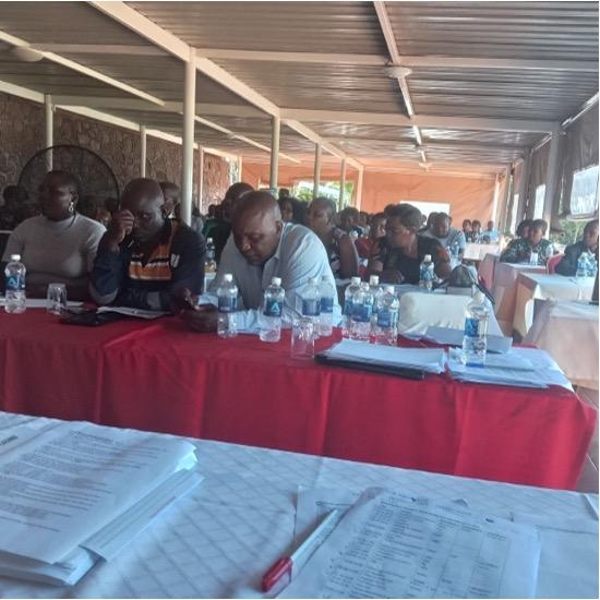 Des participants à l’écoute lors d’une réunion de mobilisation interconfessionnelle dans la province de Manicaland.