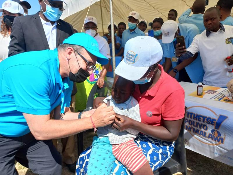 UNICEF Malawi Deputy Representative Gerrit finger marking a child after receiving the vaccine