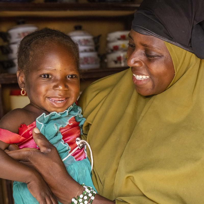 Une femme nigérienne tient son enfant souriant